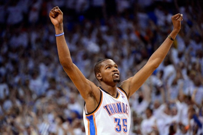 9. Kevin Durant – Bóng rổ: Nhà vô địch ghi điểm của NBA, Durant đưa Oklahoma City Thunder tới loạt chung kết NBA đầu tiên trong lịch sử non trẻ của đội bóng này. Tại Olympic 2012, Durant ghi trung bình 17.6 điểm/trận để đưa Mỹ tới chiếc huy chương Vàng.