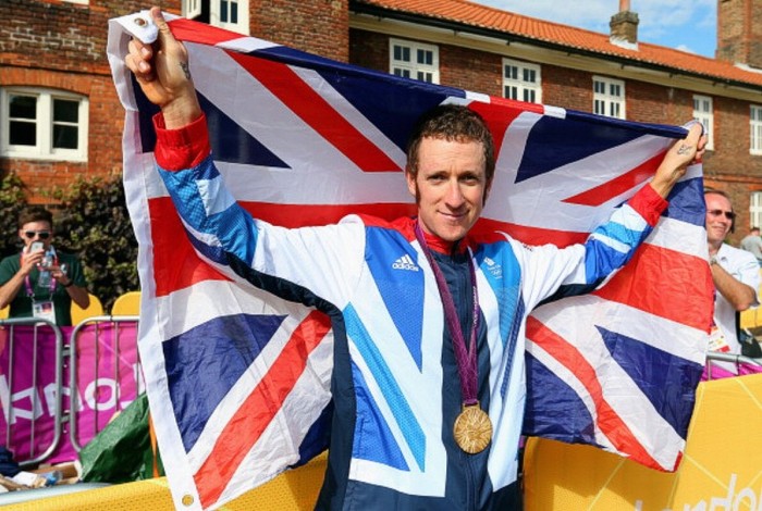 4. Sir Bradley Marc Wiggins – Đua xe đạp: 4 chức vô địch đua xe đạp, trong đó có danh hiệu Tour de France 2012, và một huy chương Vàng Olympic. Wiggins xứng đáng nhận được rất nhiều giải thưởng trong năm 2012 này, trong đó có giải thưởng Nhân vật thể thao của năm 2012 do BBC trao tặng. Và vinh dự nhất, tước Hiệp Sĩ.