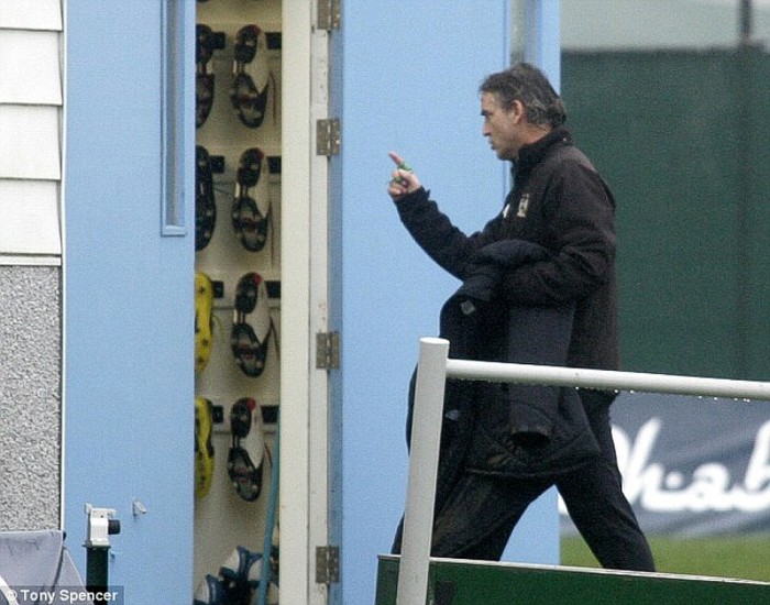 Mancini rời sân tập trong sự tức giận.