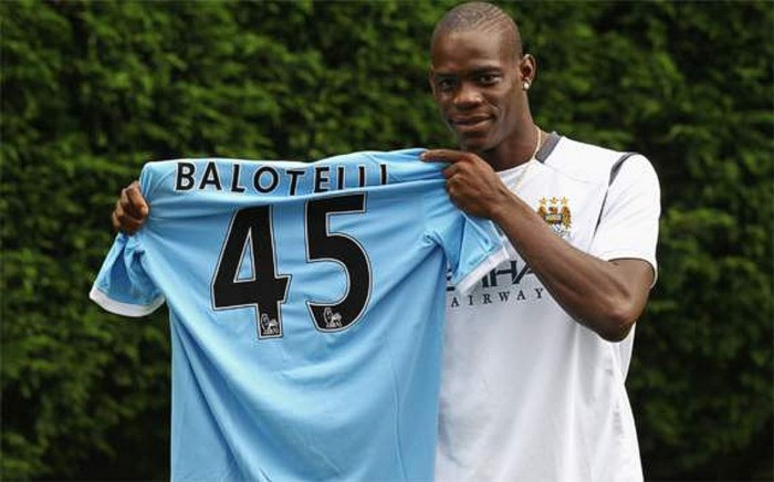 12/8/2010 – Vốn đã là một cầu thủ lắm scandal, Mario Balotelli đến Man City với giá 20 triệu bảng.
