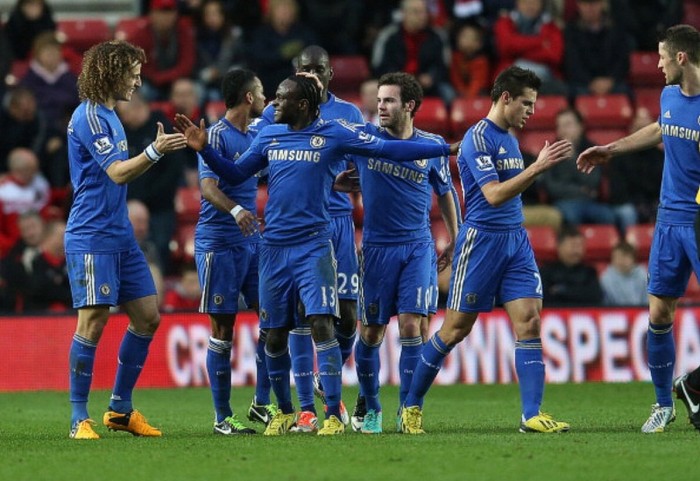 Moses ăn mừng bàn thắng cùng các đồng đội.