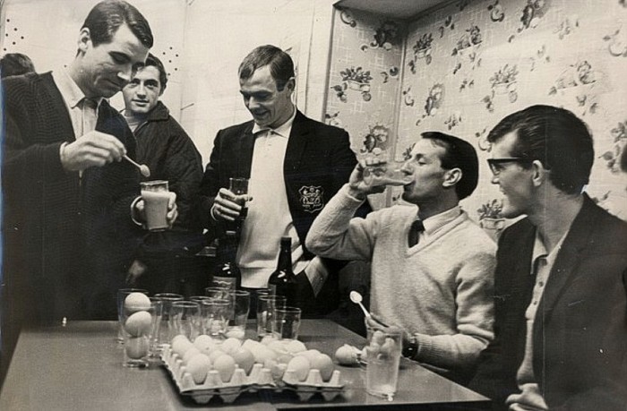1968: Các cầu thủ Swansea uống rượu chuẩn bị trước trận gặp Arsenal ở vòng 4 FA Cup.