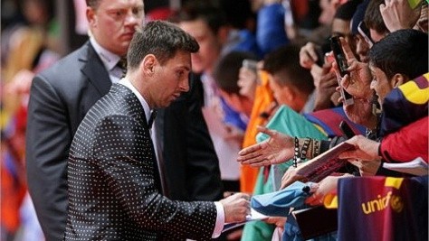 Messi ký tặng các fan trên đường vào đại sảnh.