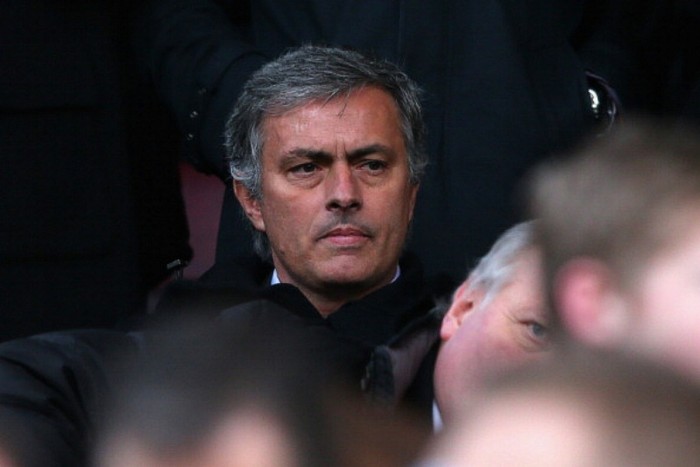 Jose Mourinho trên khán đài Old Trafford.