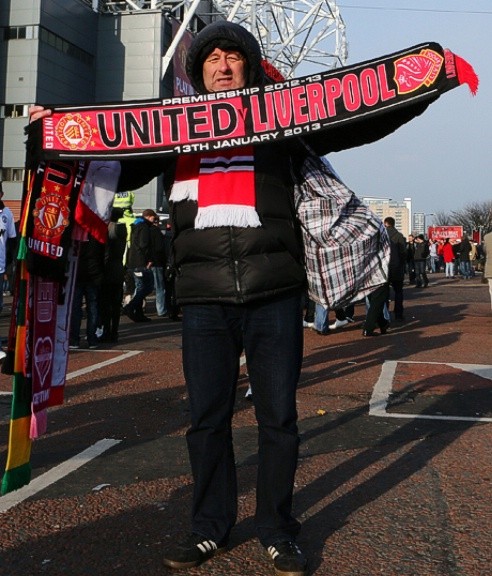 Chúc người đàn ông này may mắn. Không phải ai cũng nghĩ Man Utd và Liverpool có thể là bạn.