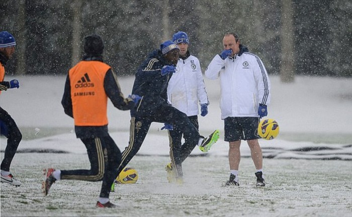 Trước trận đấu này, tuyết đã rơi rất dày ở London cũng như nhiều nơi khác tại Anh. Các cầu thủ Chelsea phải tập trên sân tập đầy tuyết.