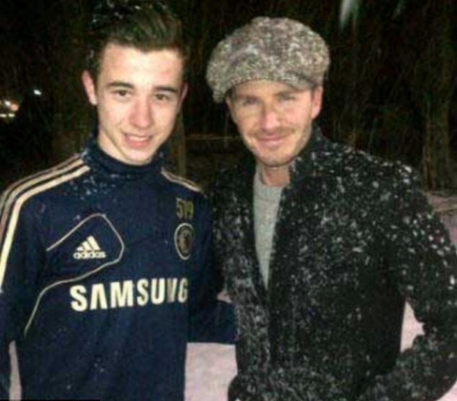 Đúng là đã có một Beckham tới thử việc ở Chelsea, nhưng đó là Brooklyng Beckham, cậu con trai cả của David Beckham. Brooklyn đã có mặt tại sân tập Cobham của Chelsea để tập luyện.