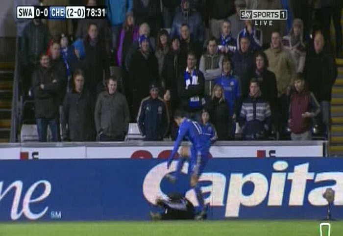 Hình ảnh Hazard hành hung cậu bé nhặt bóng đã được khán giả truyền hình Anh chứng kiến.