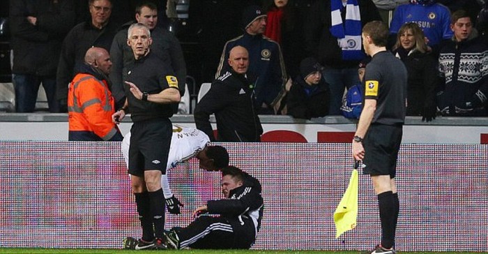 Ashley Williams của Swansea lo lắng cho cậu bé nhặt bóng.