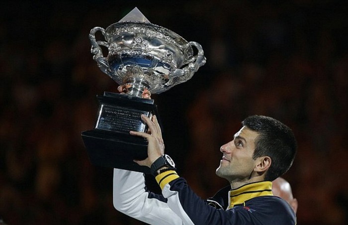 Novak Djokovic bên chiếc cúp vô địch. Một khởi đầu hoàn hảo của năm 2013 cho Nole.