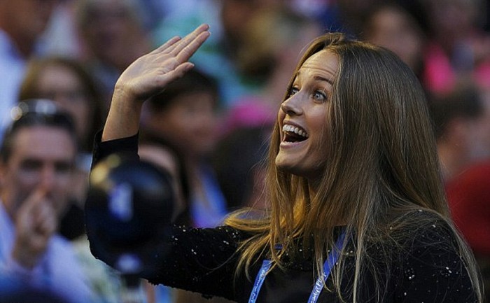 Cô bạn gái Kim Sears của Murray rạng ngời trong ngày anh tranh chức vô địch Australia Open.