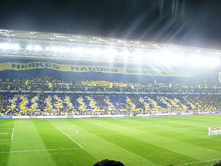 Thổ Nhĩ Kỳ hiện có 4 sân vận động có sức chứa hơn 50.000 người và có tổng cộng 7 sân có sức chứa trên 30.000 người. Đây là quốc gia gửi đơn đăng cai EURO 2020 sớm nhất.