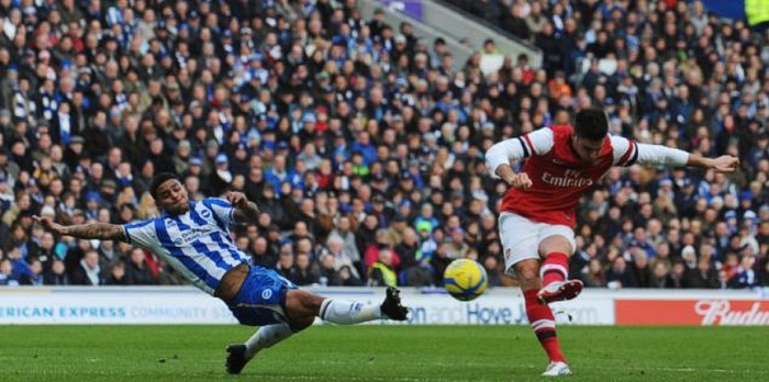 Olivier Giroud là người hùng của Arsenal tại FA Cup ngày thứ Bảy vừa qua, nhưng trận đấu đó cũng là nơi diễn ra một cuộc xô đẩy giữa các CĐV Arsenal ngay trên khán đài, sau khi một chiếc băng rôn xuất hiện.