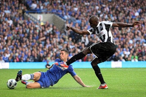 Demba Ba (phải) nửa năm trước còn là đối thủ của Chelsea.