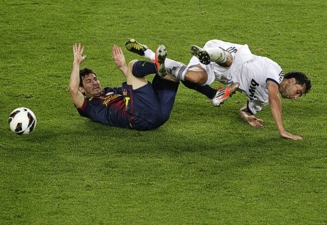 Alvaro Arbeloa và Lionel Messi đối đầu nhau liên tục trong trận Real - Barca ở lượt đi bán kết Copa del Rey.