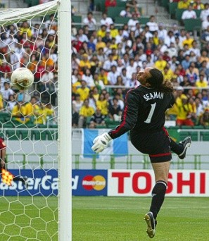 Cú đá phạt lốp bóng vào góc cao đánh bại David Seaman của Ronaldinho ở World Cup 2002.
