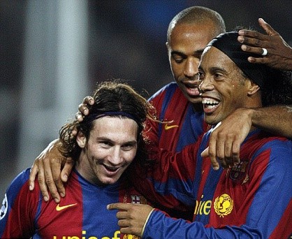 Ronaldinho và Messi ngày còn cùng ở Barca.