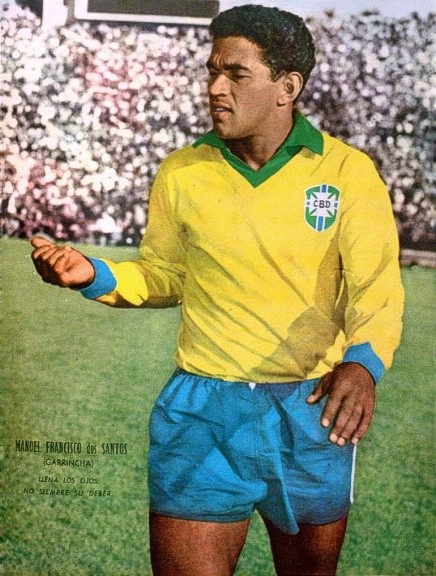 Garrincha (Brazil): Rất khó để một cầu thủ có thể dắt bóng với một chân ngắn hơn chân bên kia, bởi cơn đau phải hứng chịu là rất dai dẳng. Nhưng vì một lý do nào đó mà Garrincha đã chơi bóng như vậy và thành công vượt bậc mà chức vô địch World Cup 1962 là ví dụ. Ngay ở tuổi 18 và có buổi thử việc đầu tiên ở Botafogo, Garrincha đã xâu kim trung vệ tuyển thủ Nilton Santos, khiến Nilton yêu cầu Botafogo phải ký ngay với Garrincha.
