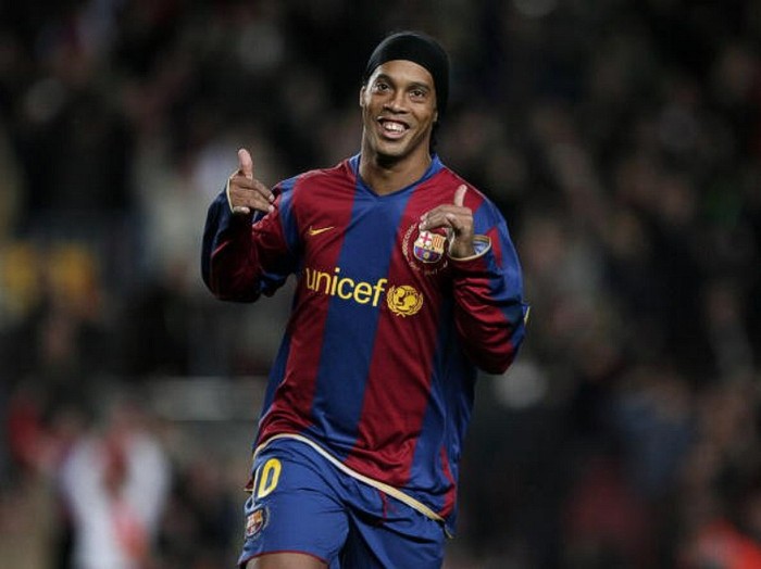 Ronaldinho (Brazil): Rô “vẩu” của thời đỉnh cao đơn giản là không thể bị ngăn chặn. Kỹ thuật siêu đẳng của anh khiến ngay cả những khán giả Bernabeu ngày 19/11/2005 cũng phải đứng dậy để giành cho anh những tràng pháo tay tán tụng.