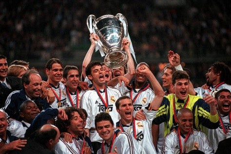 McManaman giương cao cúp vô địch Champions League năm 2000.