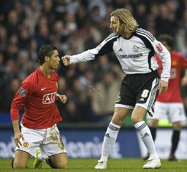 Với Robbie Savage, cách tốt nhất để ngăn cản một đối thủ nguy hiểm như Cristiano Ronaldo là chơi thật rắn.