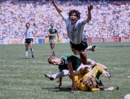 Diego Maradona đã bị kèm chặt trong suốt sự nghiệp thi đấu của mình, đặc biệt trong những trận đấu lớn.