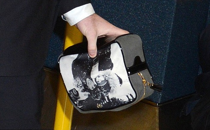 Chiếc túi có hình bà xã Coleen và con trai Kai của Rooney.