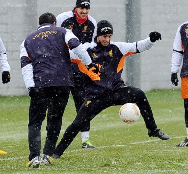 Các cầu thủ Liverpool tập trong thời tiết giá lạnh trước trận gặp Zenit.