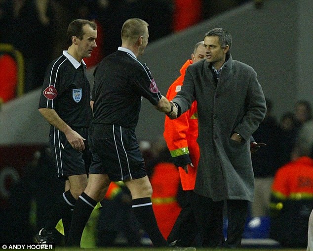 Mourinho luôn thân thiện với các trọng tài, đặc biệt là... trước trận đấu.