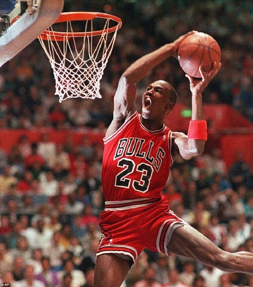 Một trong những vận động viên vĩ đại nhất trong lịch sử thế giới đã bước sang tuổi 50 ngày hôm nay. Và chúng tôi xin được nhìn lại một sự nghiệp hiển hách và đầy màu sắc của ông, Michael Jordan, qua 50 bức ảnh nổi bật nhất.