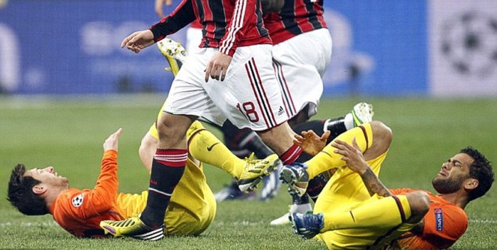 Messi và Alves chổng càng sau một pha cướp bóng của các cầu thủ Milan.