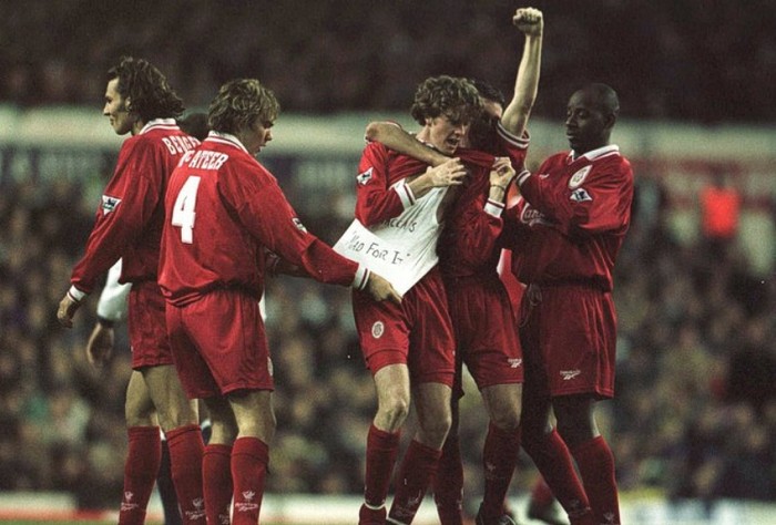 Có một điều thú vị khi nói về thập niên 1990 của Liverpool, đó là đội hình của họ tràn ngập danh thủ, những ngôi sao có vẻ ngoài bóng bẩy, có cuộc sống hào nhoáng và thường xuyên xuất hiện trên mặt báo, nhưng lại tỏ ra không mấy thành công khi nói về khía cạnh danh hiệu. Vậy những cầu thủ xuất sắc nhất trong thế hệ này của Liverpool là ai?