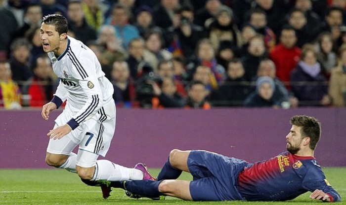 Phút 13, Pique đốn ngã Ronaldo trong vòng cấm và Real hưởng quả penalty.