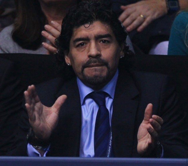 12. Diego Maradona: Là người nói nhiều, đa phần những gì El Pulga nói là… chửi. Và đây là những gì ông giành cho Pele sau khi “Vua bóng đá” phát biểu rằng Messi không giỏi bằng mình. “Ông ta nên quay về bảo tàng. Có lẽ vì tuổi già đã ảnh hưởng tới những nhận xét của ông ta. Cũng chẳng trách được, Pele đã chẳng làm gì trong 20 năm qua. Tôi còn chẳng thấy ông ta ngoài siêu thị. Thường nếu chúng ta trông thấy Pele, thường đó là ở một lễ trao giải nào đó, và ông ta ngồi cạnh chủ tịch FIFA như một con búp bê được điều khiển từ xa. Các bác sĩ nên đổi loại thuốc giành cho đồ ngu ấy”.