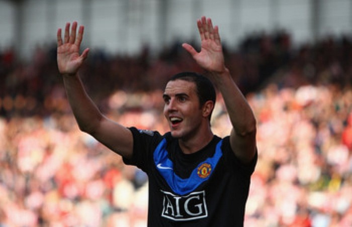 10. John O’Shea: O’Shea gần như đá ở mọi vị trí cho Manchester United, do vậy dù không phải là hậu vệ xuất sắc nhất trên sân nhưng sự đa năng của anh rất được Ferguson tin cậy. Vốn là trung vệ, O’Shea dạt sang hai biên một cách thường xuyên nhờ khả năng xử lý bóng tốt và biết nhìn khi chuyền. Một người xoạc bóng rất tốt, không chiến giỏi, biết bám người và tỏ ra tỉnh táo khi bước ra sân, nhờ vậy mà O’Shea đã chơi gần 400 trận cho Quỷ Đỏ dù chưa bao giờ là cầu thủ chính thức.