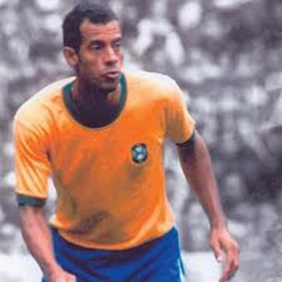 10. Carlos Alberto: Hậu vệ phải nổi tiếng nhất trong lịch sử bóng đá Brazil. Có thể dắt bóng qua một loạt đối thủ, một chuyên gia xoạc bóng, một thủ lĩnh lớn trên sân, và là đội trưởng của ĐT Brazil tại 1970. Và tất nhiên, Carlos Alberto Torres là tác giả của bàn thắng hoàn hảo nhất mà thế giới từng chứng kiến, với sự tham gia của 8 cầu thủ Brazil trên mặt sân trong trận chung kết World Cup 1970.