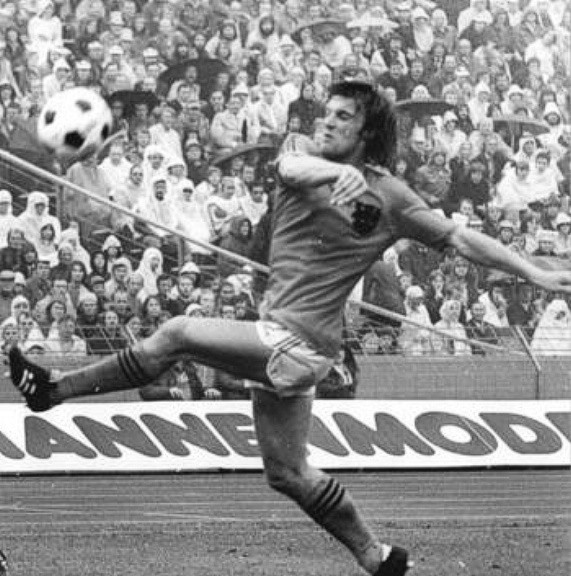 6. Ruud Krol: Thuận chân phải nhưng lại đá cánh trái, huyền thoại người Hà Lan là một trong những thành viên quan trọng nhất của Hà Lan tại World Cup 1974. Krol đã đoạt 3 chức vô địch châu Âu liên tiếp với Ajax và được coi là một con sóc gần như không thể bị đánh bại.