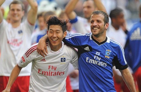 Son Heung-Min bên cạnh Rafael Van der Vaart. Họ đang chơi rất tốt ở Bundesliga