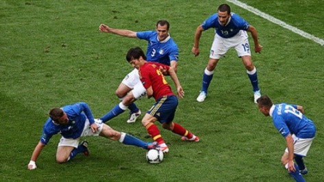 David Silva một mình trong vòng vây của các cầu thủ Italia, trận đấu vòng bảng EURO 2012 giữa Italia và Tây Ban Nha