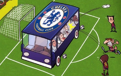 Bức biếm họa hay nhất của họa sĩ Omar Momani: Lionel Messi mắm môi mắm lợi sút về phía cầu môn Chelsea nhưng bị một chiếc xe bus to đùng chắn đường