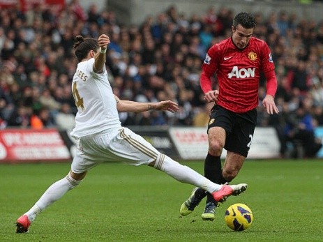 Chico cản phá Robin Van Persie. Swansea cầm hòa Manchester United 1-1 vào cuối tháng 12/2012 vừa qua