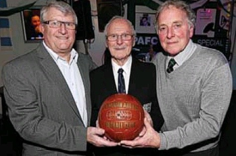 Derek Rickard, trọng tài Charlie Nicholls và John Hore trong ngày đoàn tụ kỷ niệm 40 năm trận đấu lịch sử