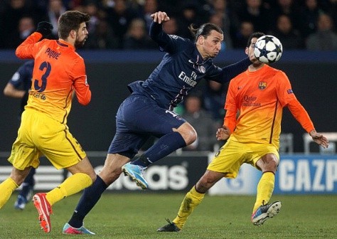 Hàng thủ Barcelona không chặn được Ibrahimovic chuyền bóng trong tình huống dẫn tới bàn thắng của Matuidi