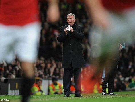 Sir Alex Ferguson vẫn đứng ở bên đường pitch để chỉ đạo các học trò