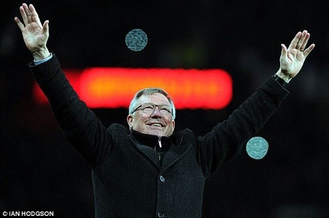 Sir Alex Ferguson tận hưởng chức vô địch Premier League thứ 13 mà ông giành được