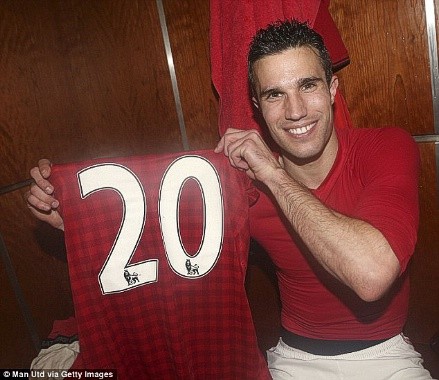 Robin Van Persie bên chiếc áo số 20, tượng trưng cho chức vô địch Anh thứ 20 của Man Utd