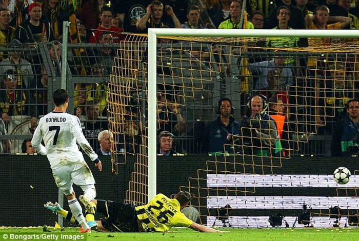 Cristiano Ronaldo kịp gỡ hòa cho Real Madrid trước khi hết hiệp 1, đồng thời chạm tới cột mốc 50 bàn thắng ở Champions League