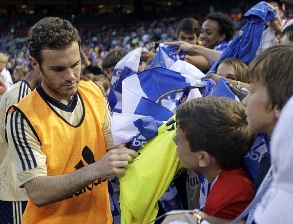 Juan Mata ký tặng cho fan trước khi rời sân
