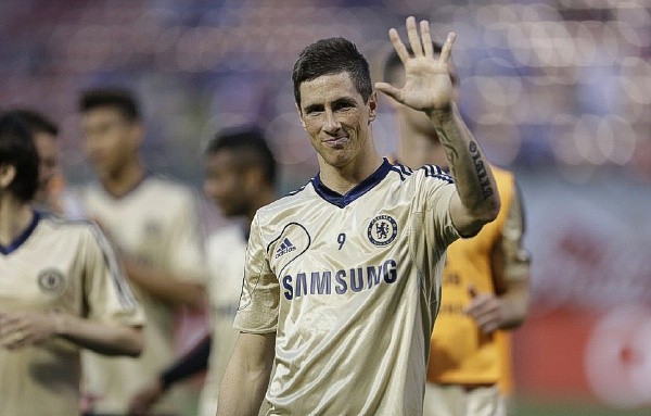 Torres vẫy tay chào các khán giả sau khi buổi tập kết thúc