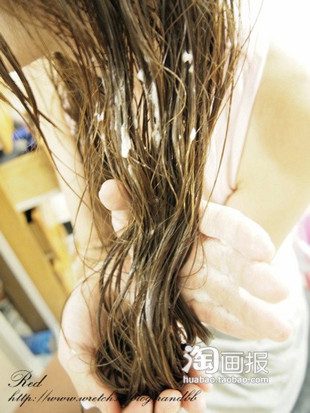 Buổi tối, sau khi tắm rửa sạch sẽ bạn dùng khăn thấm bớt nước ướt cho tóc rồi dùng keo vuốt tóc xoa đều lên tóc như thế này.